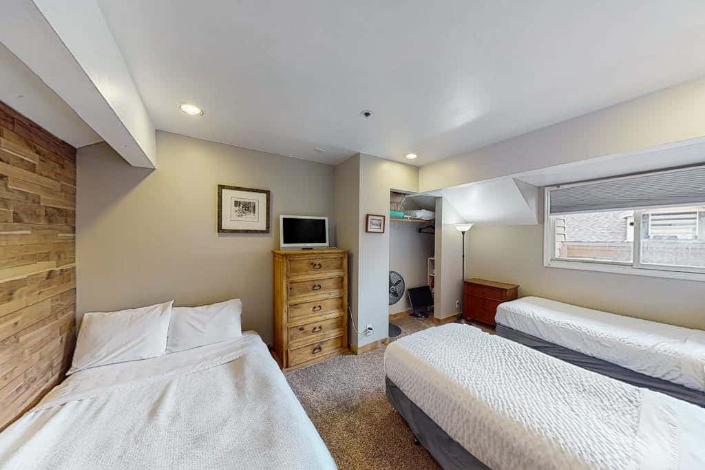 Superb, mountain-view condo with Pack-N-Play, full kitchen, TV, & washer & dryer