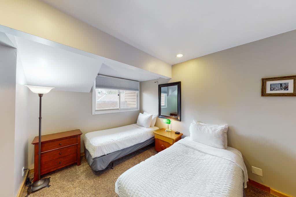 Superb, mountain-view condo with Pack-N-Play, full kitchen, TV, & washer & dryer