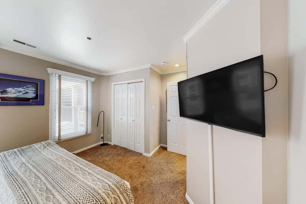 Superb, mountain-view condo with Pack-N-Play, full kitchen, TV, & washer & dryer
