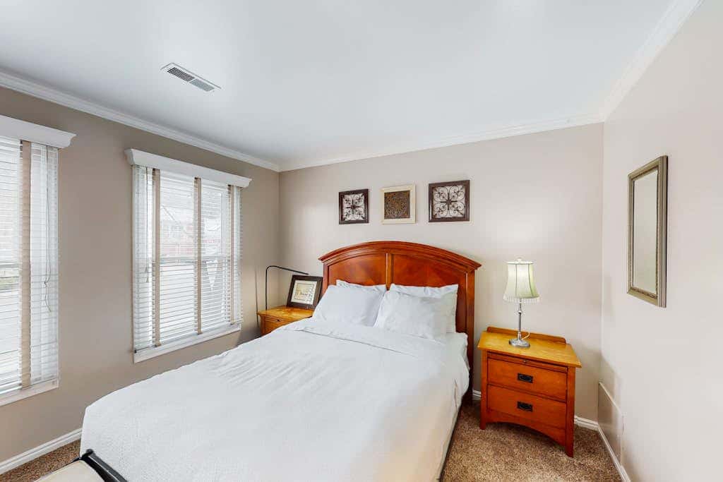 Superb, mountain-view condo with Pack-N-Play, full kitchen, TV, & washer & dryer