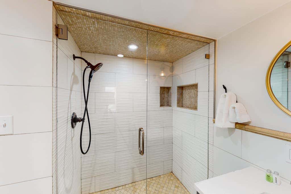 Superb, mountain-view condo with Pack-N-Play, full kitchen, TV, & washer & dryer