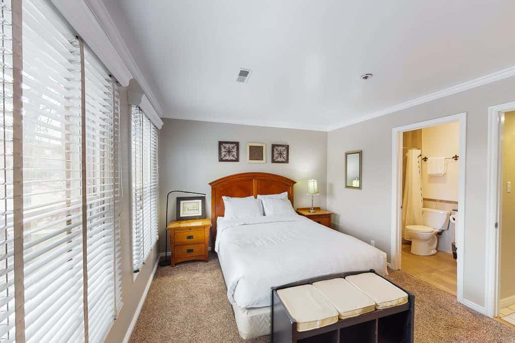 Superb, mountain-view condo with Pack-N-Play, full kitchen, TV, & washer & dryer