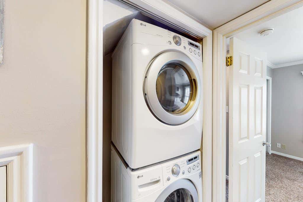 Superb, mountain-view condo with Pack-N-Play, full kitchen, TV, & washer & dryer