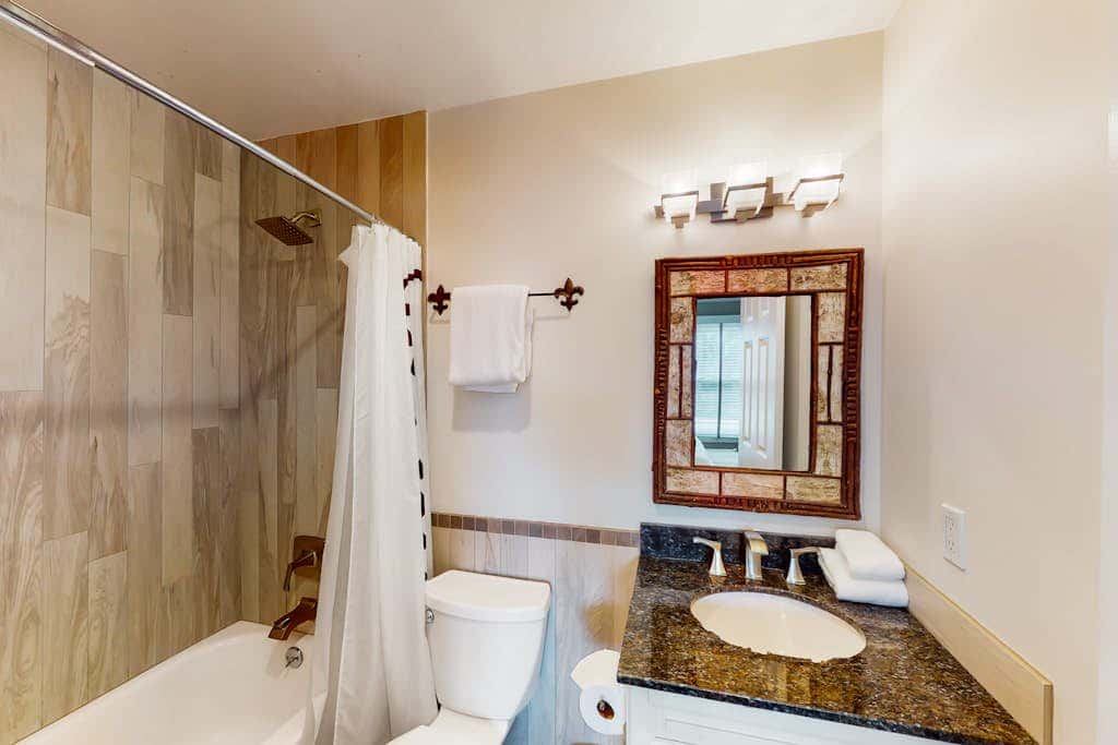 Superb, mountain-view condo with Pack-N-Play, full kitchen, TV, & washer & dryer