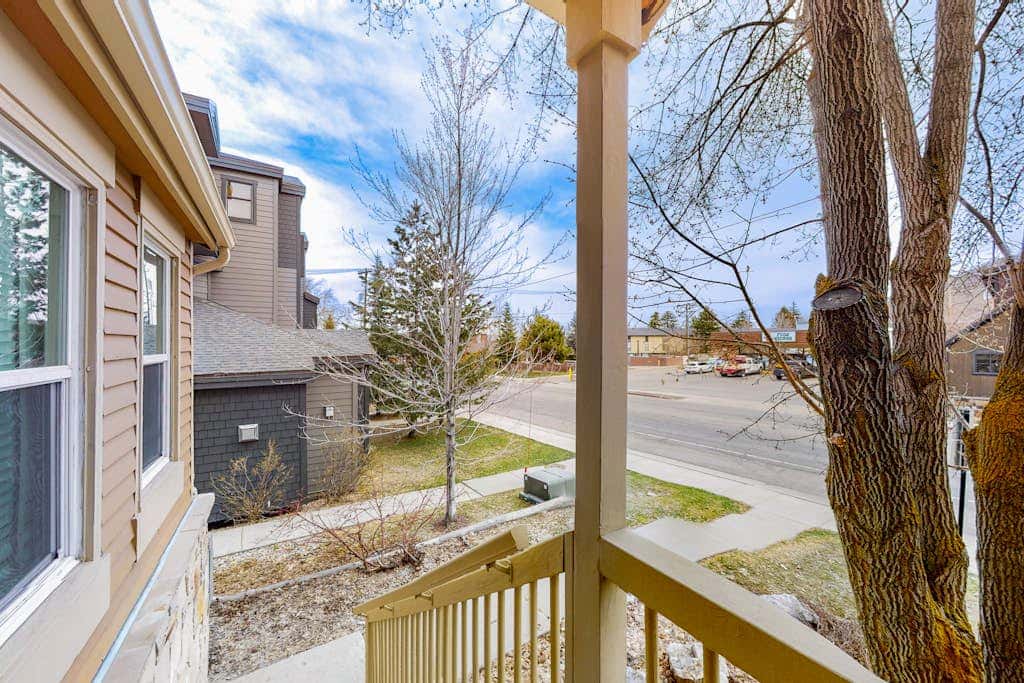 Superb, mountain-view condo with Pack-N-Play, full kitchen, TV, & washer & dryer