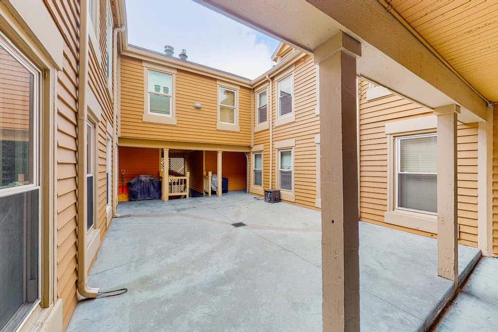 Superb, mountain-view condo with Pack-N-Play, full kitchen, TV, & washer & dryer