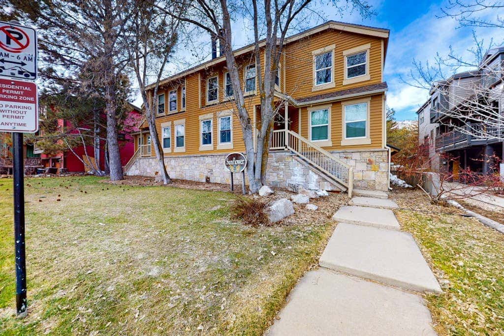 Superb, mountain-view condo with Pack-N-Play, full kitchen, TV, & washer & dryer