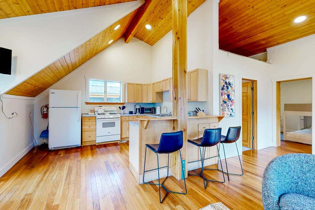 Two Story Home Near Main St with Private Hot Tub, Ski & Mountain Views