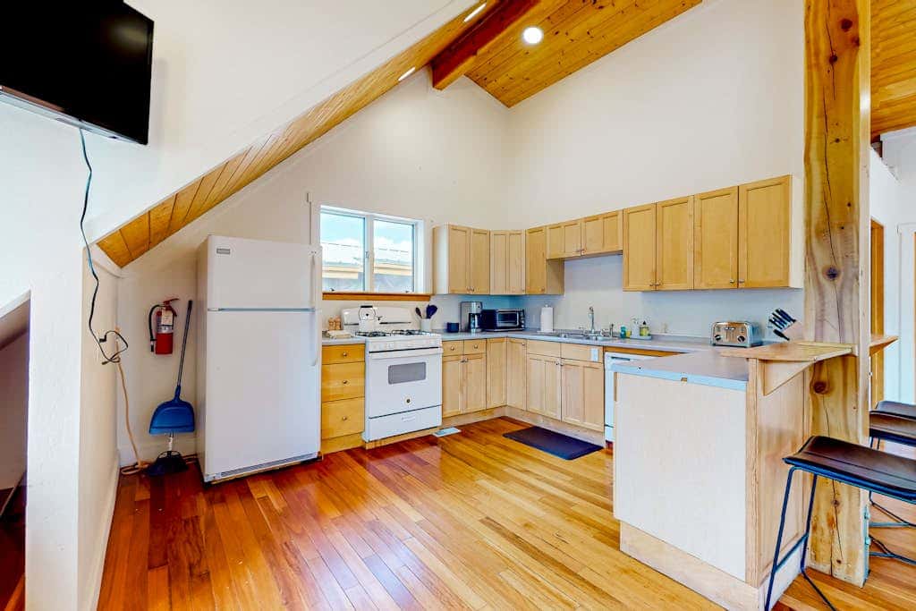 Two Story Home Near Main St with Private Hot Tub, Ski & Mountain Views