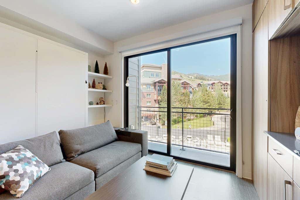 Walk-to-lift studio with hot tub, sauna, pool, gym, & game room - Dog friendly