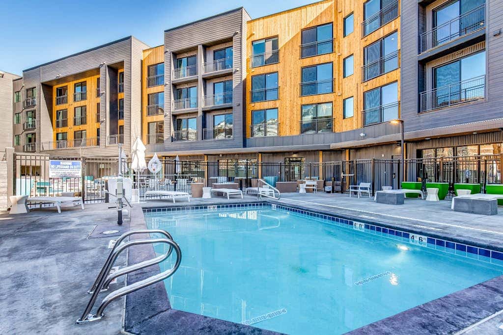 Walk-to-lift studio with hot tub, sauna, pool, gym, & game room - Dog friendly