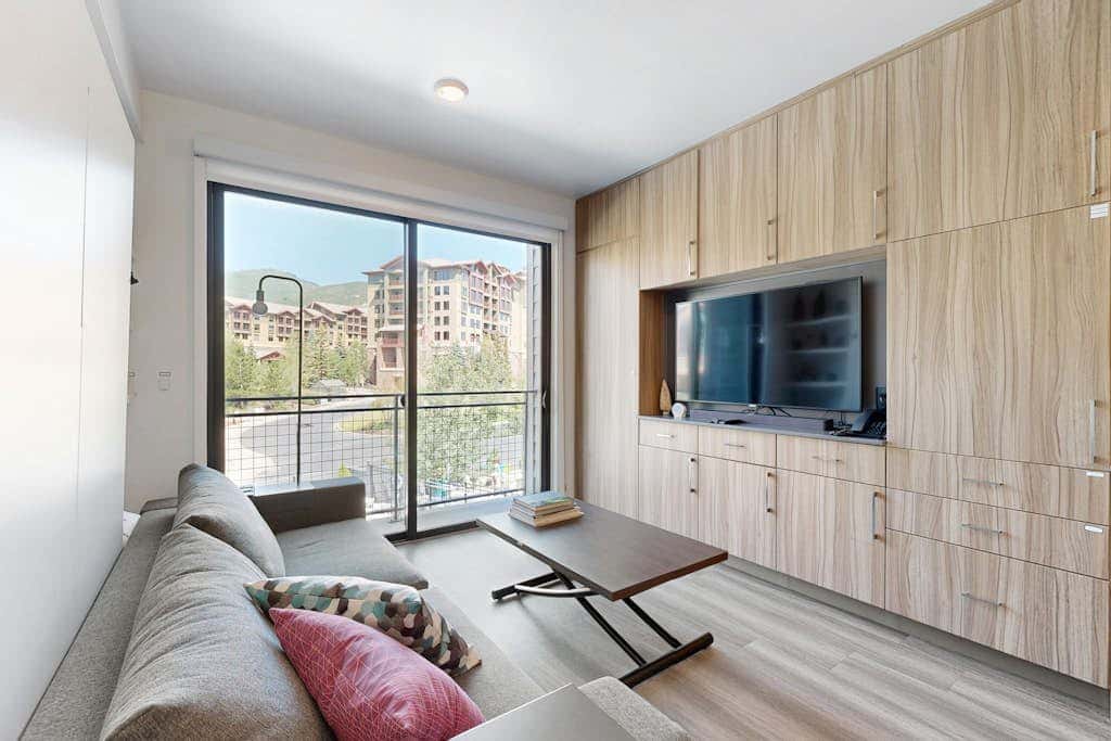 Walk-to-lift studio with hot tub, sauna, pool, gym, & game room - Dog friendly