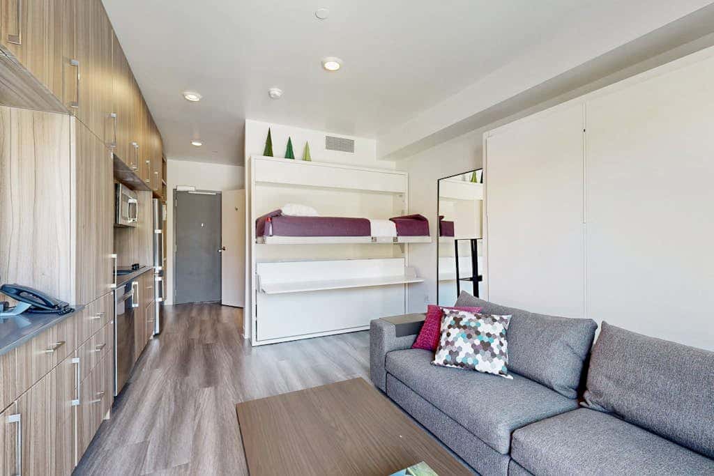 Walk-to-lift studio with hot tub, sauna, pool, gym, & game room - Dog friendly