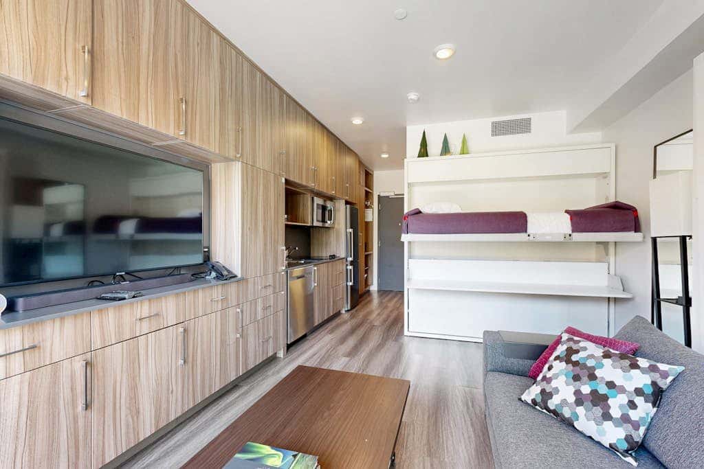 Walk-to-lift studio with hot tub, sauna, pool, gym, & game room - Dog friendly