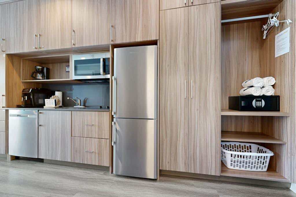Walk-to-lift studio with hot tub, sauna, pool, gym, & game room - Dog friendly