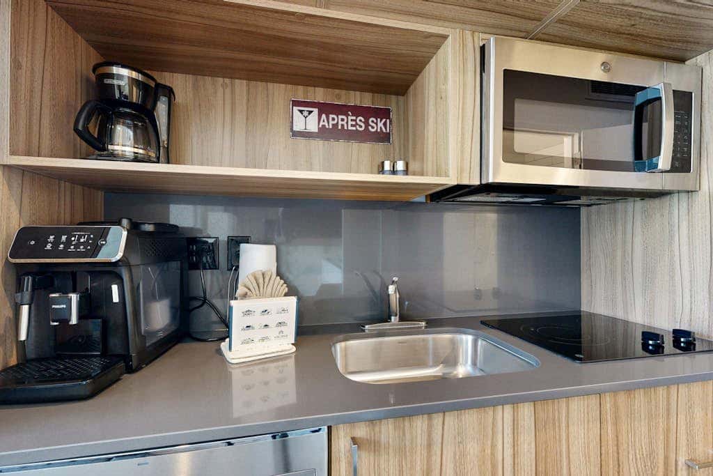Walk-to-lift studio with hot tub, sauna, pool, gym, & game room - Dog friendly