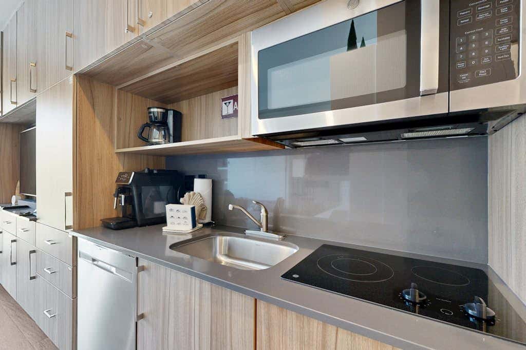 Walk-to-lift studio with hot tub, sauna, pool, gym, & game room - Dog friendly