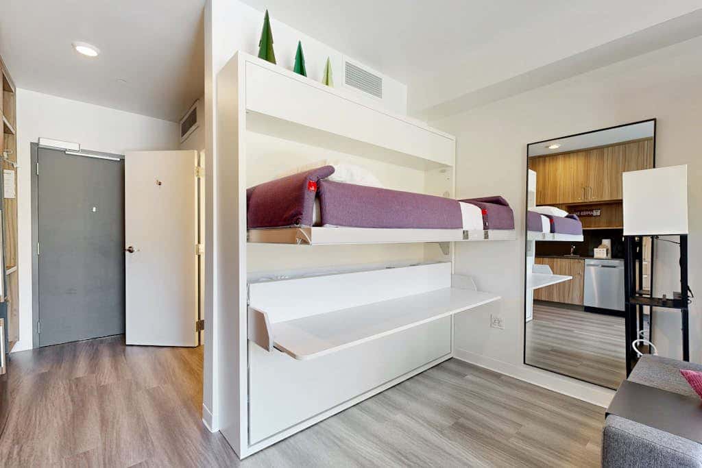 Walk-to-lift studio with hot tub, sauna, pool, gym, & game room - Dog friendly