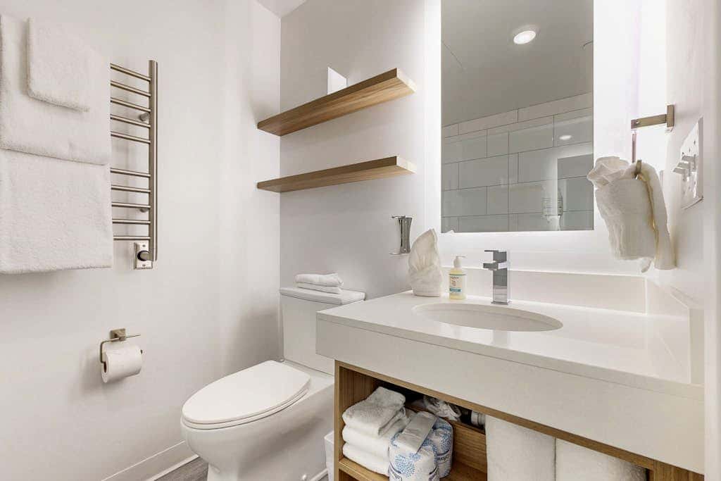 Walk-to-lift studio with hot tub, sauna, pool, gym, & game room - Dog friendly