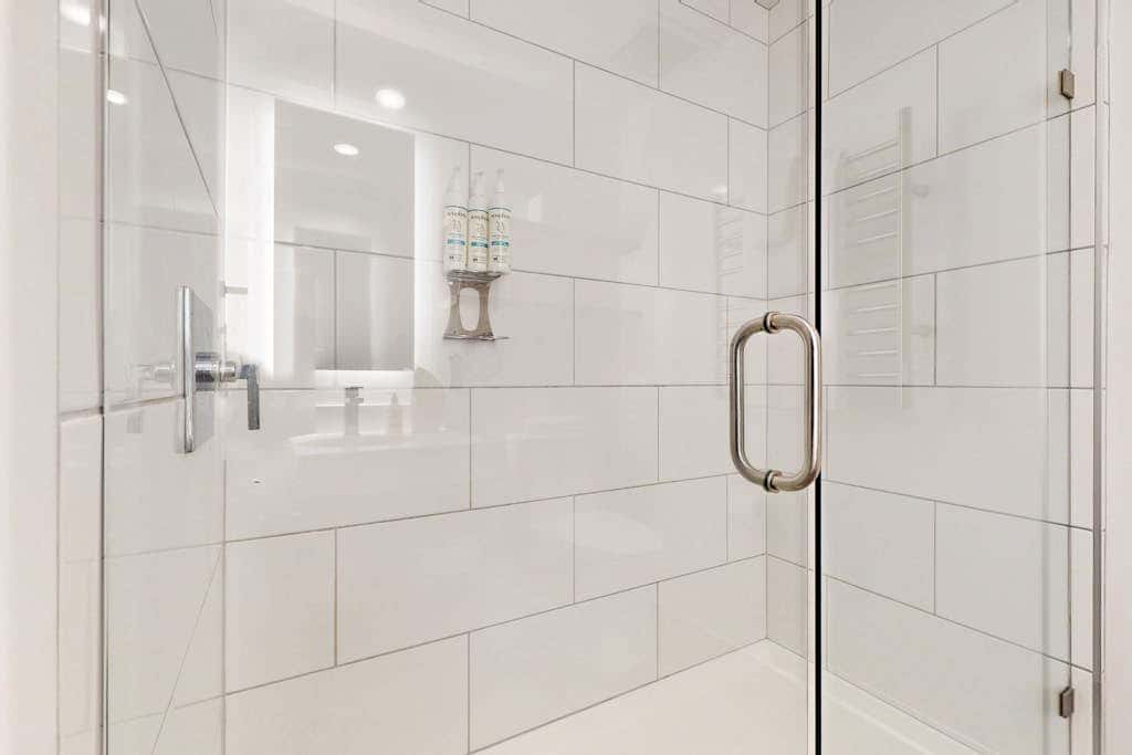 Walk-to-lift studio with hot tub, sauna, pool, gym, & game room - Dog friendly