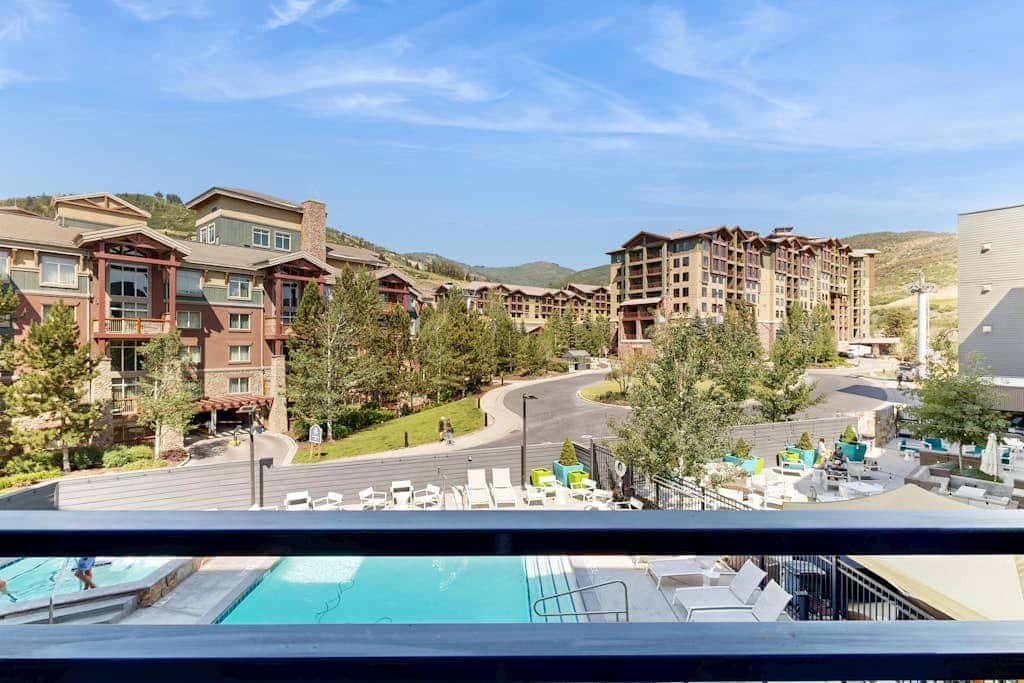 Walk-to-lift studio with hot tub, sauna, pool, gym, & game room - Dog friendly