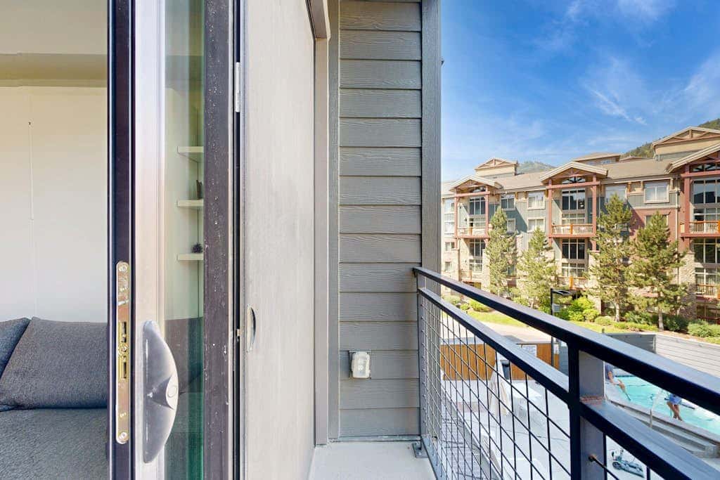 Walk-to-lift studio with hot tub, sauna, pool, gym, & game room - Dog friendly