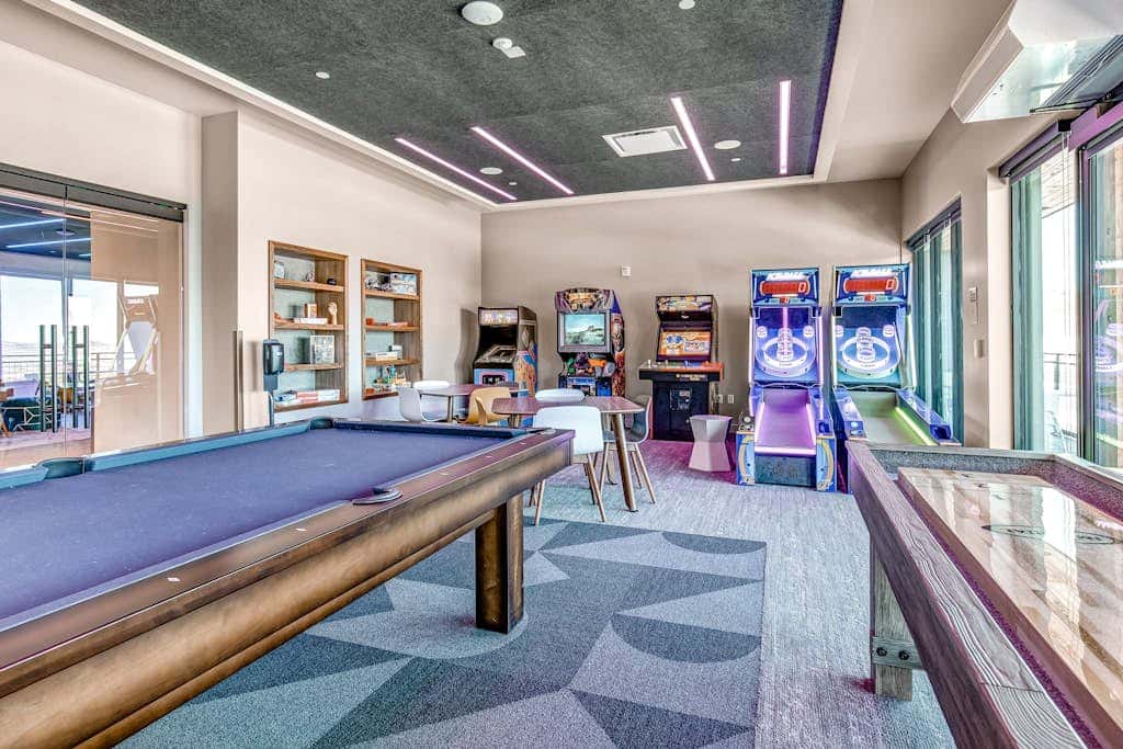 Walk-to-lift studio with hot tub, sauna, pool, gym, & game room - Dog friendly