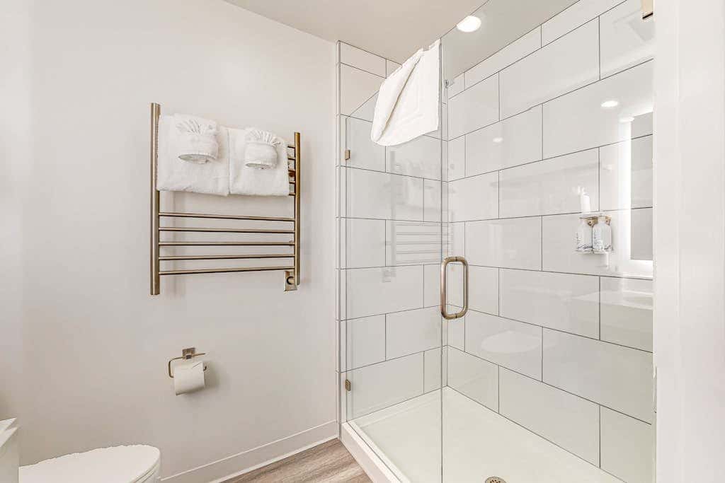 Walk-to-lift studio with hot tub, sauna, pool, gym, & game room - Dog friendly