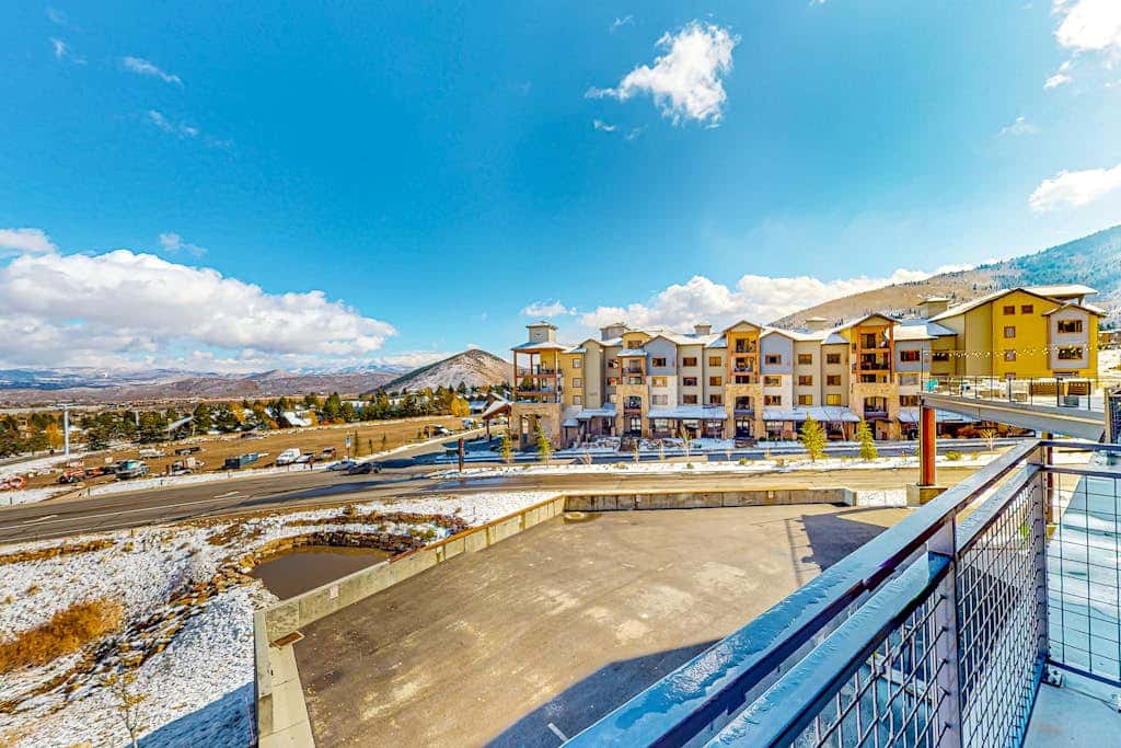Walk-to-lift studio with hot tub, sauna, pool, gym, & game room - Dog friendly