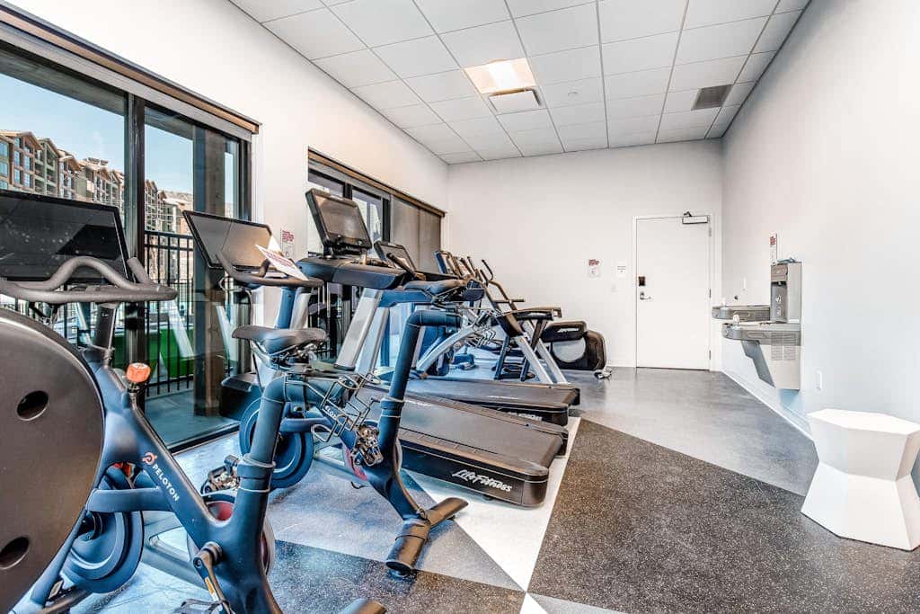 Walk-to-lift studio with hot tub, sauna, pool, gym, & game room - Dog friendly
