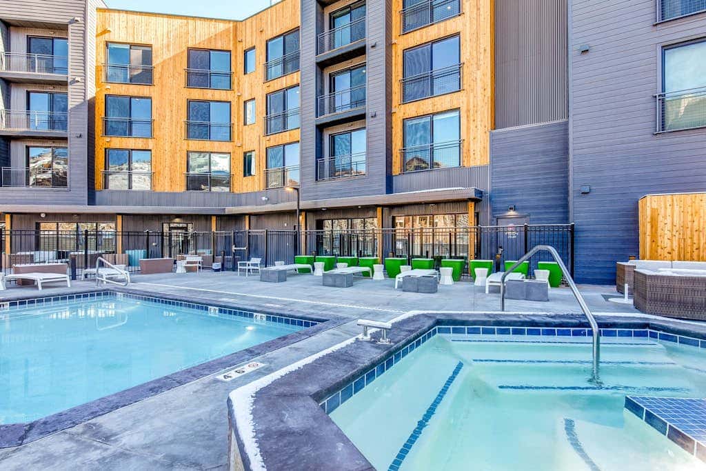 Walk-to-lift studio with hot tub, sauna, pool, gym, & game room - Dog friendly