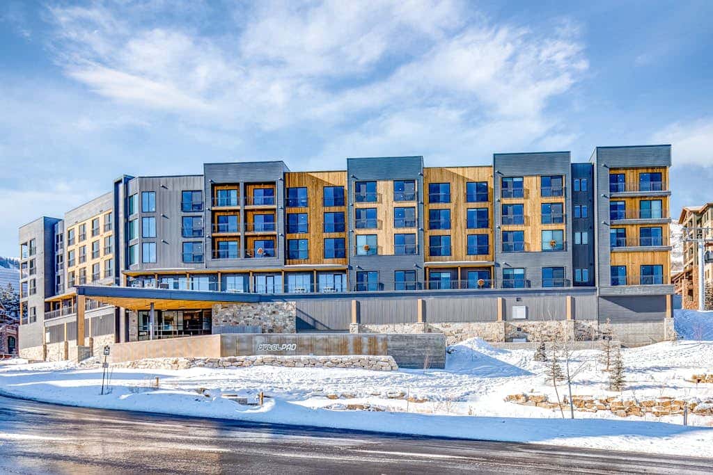 Walk-to-lift studio with hot tub, sauna, pool, gym, & game room - Dog friendly