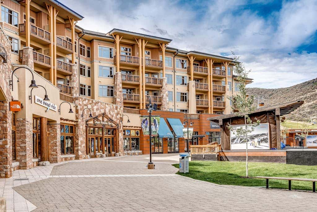 Walk-to-lift studio with hot tub, sauna, pool, gym, & game room - Dog friendly