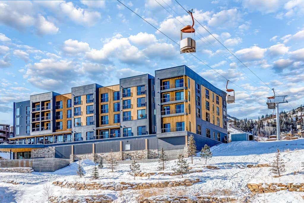 Walk-to-lift studio with hot tub, sauna, pool, gym, & game room - Dog friendly
