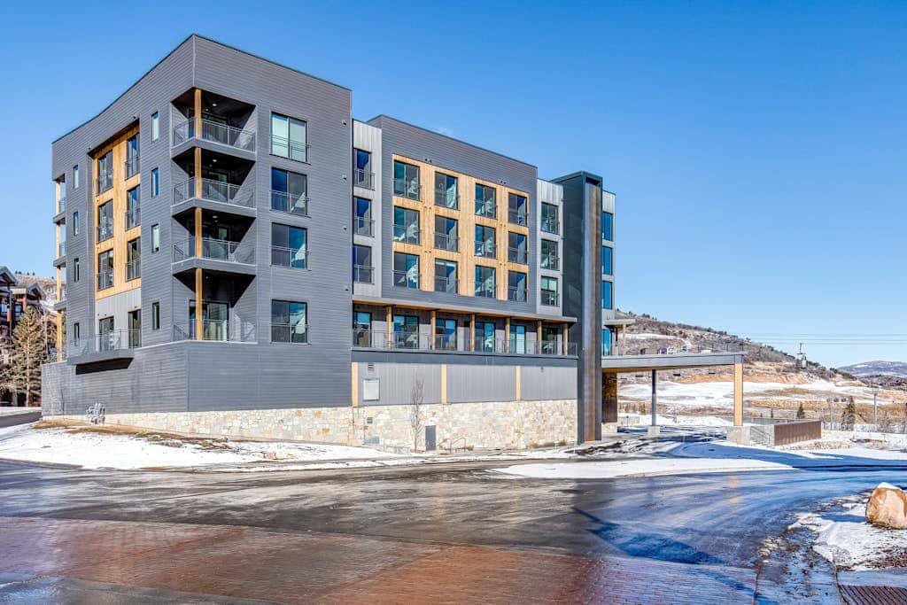 Walk-to-lift studio with hot tub, sauna, pool, gym, & game room - Dog friendly