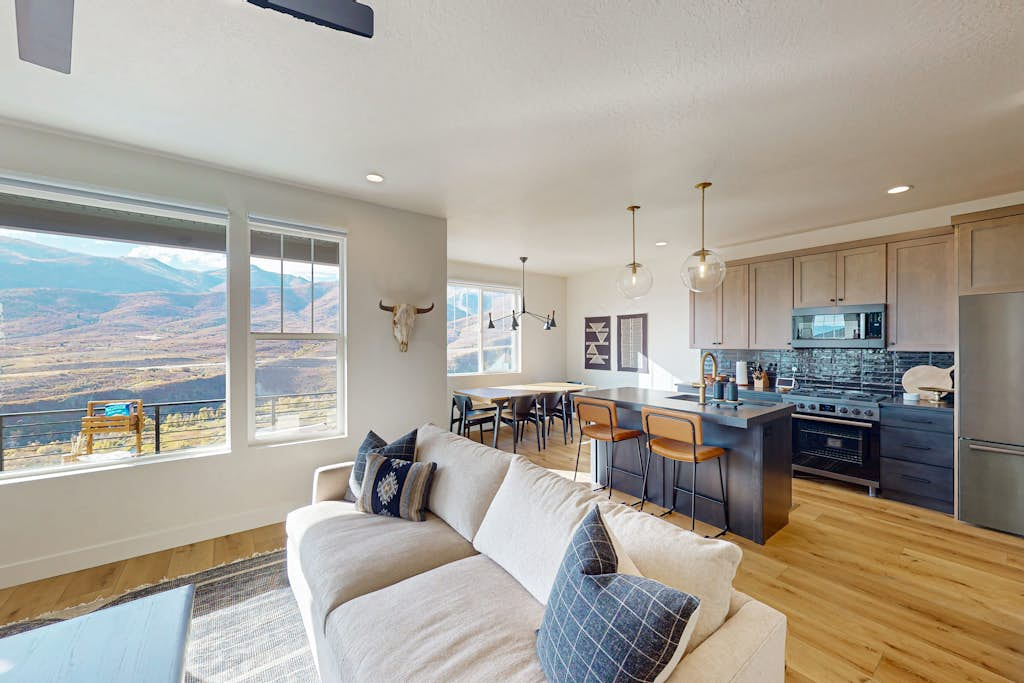 New Home with panoramic views, office loft & private hot tub