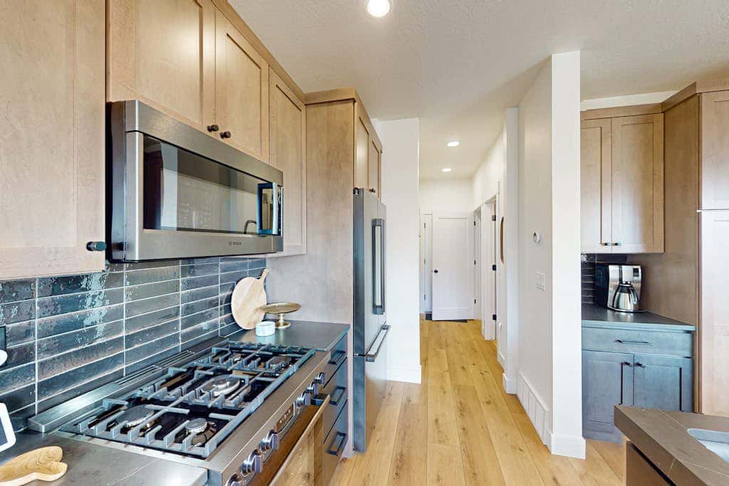 New Home with panoramic views, office loft & private hot tub