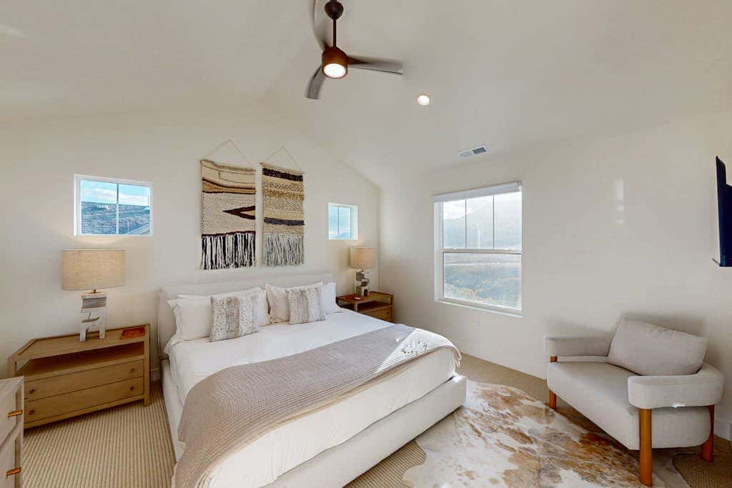 New Home with panoramic views, office loft & private hot tub