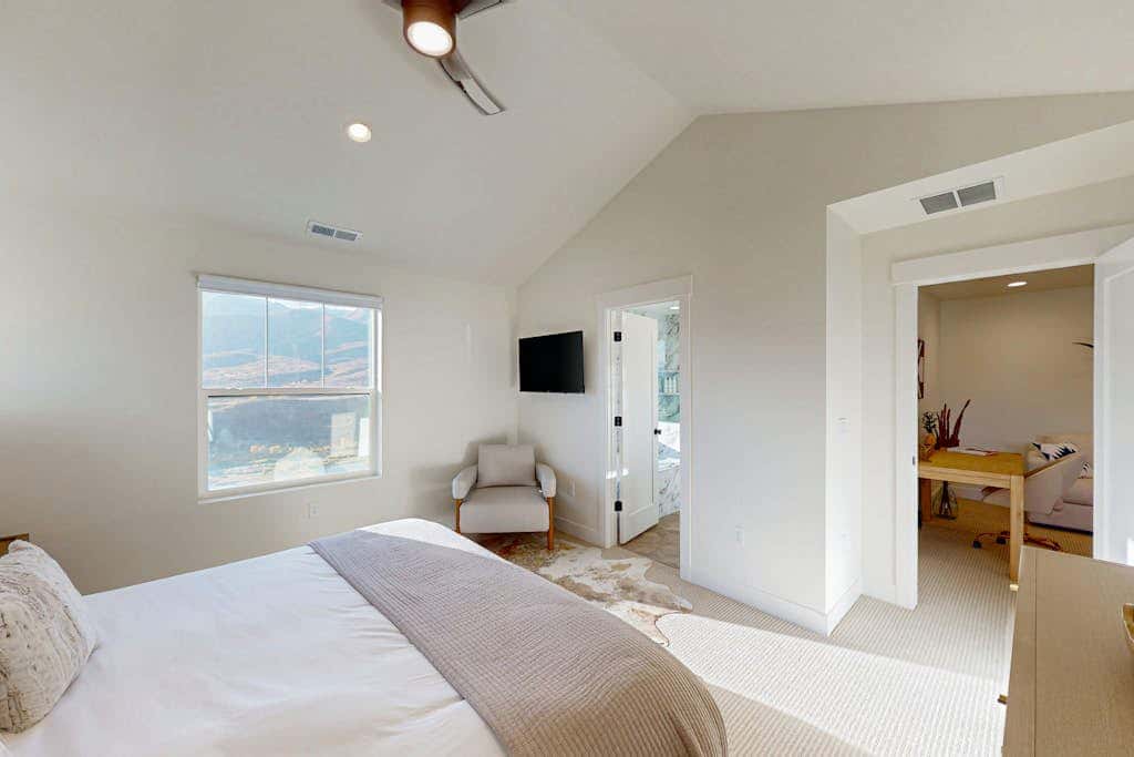 New Home with panoramic views, office loft & private hot tub