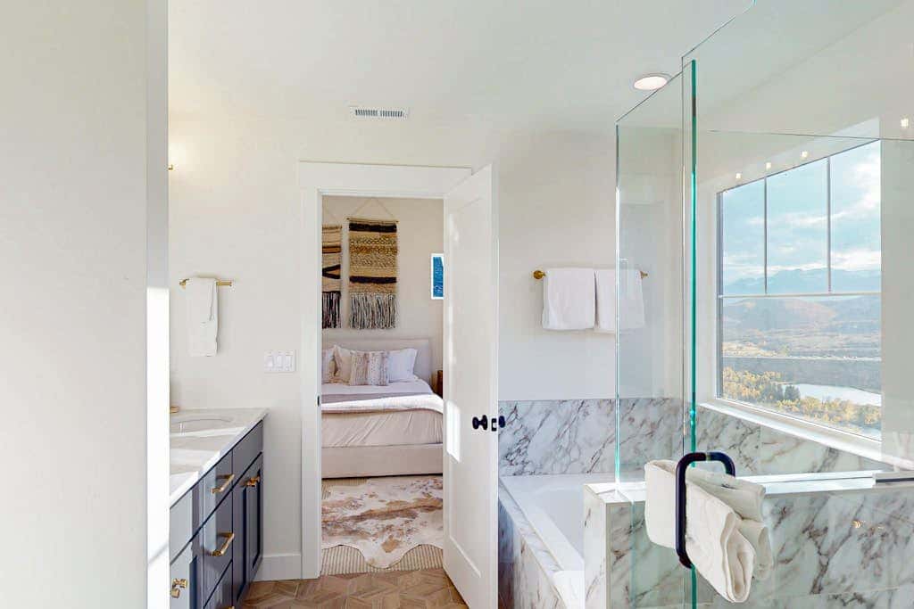 New Home with panoramic views, office loft & private hot tub