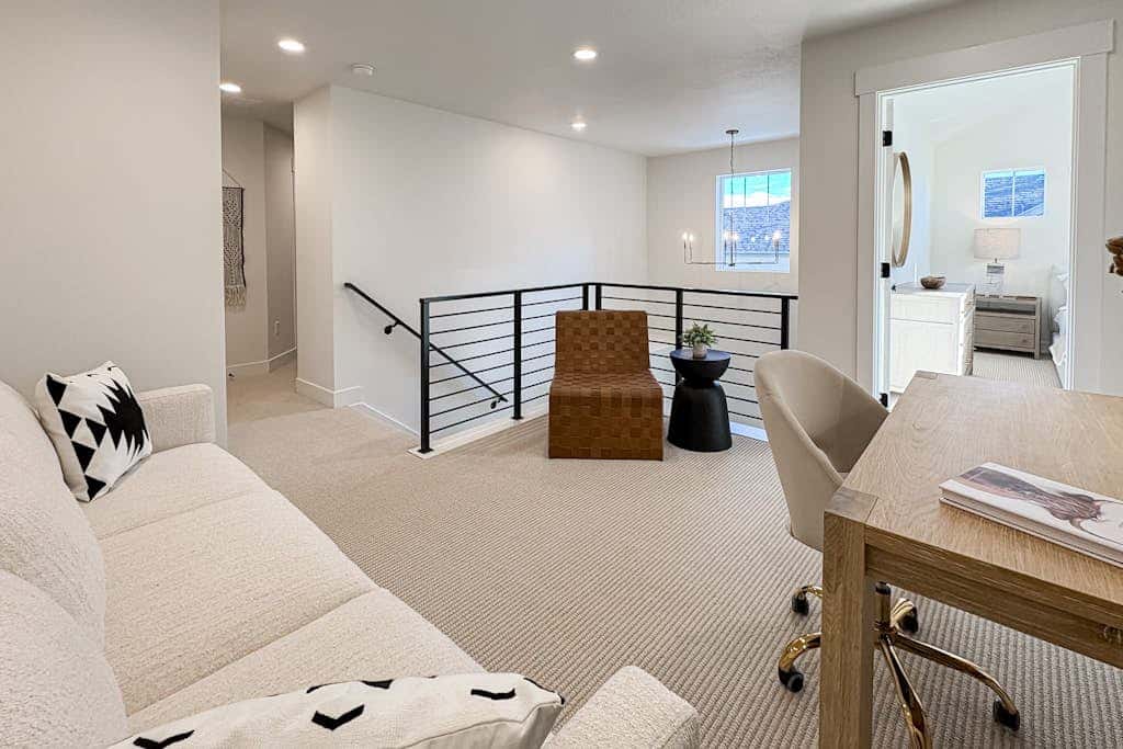 New Home with panoramic views, office loft & private hot tub