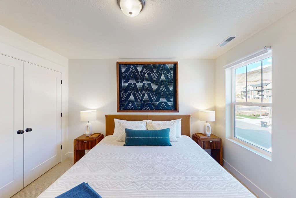 New Home with panoramic views, office loft & private hot tub