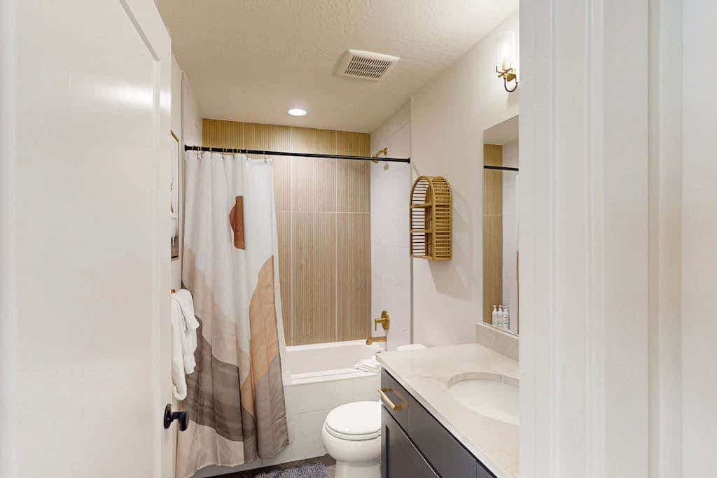 New Home with panoramic views, office loft & private hot tub