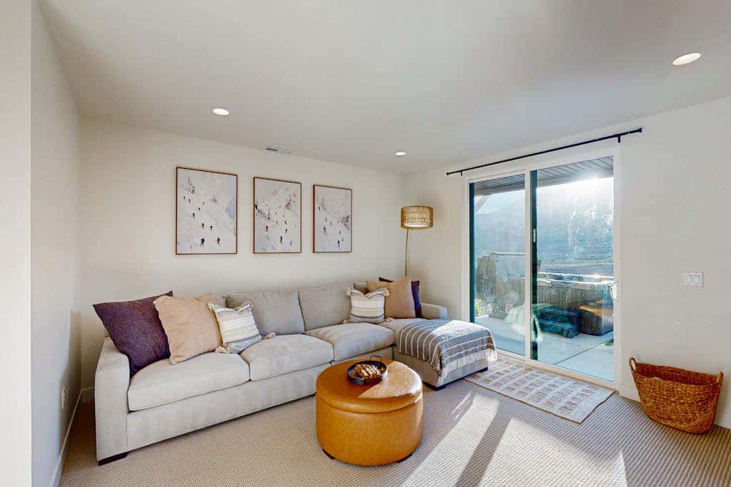 New Home with panoramic views, office loft & private hot tub