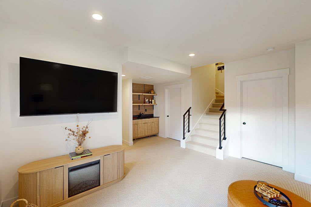 New Home with panoramic views, office loft & private hot tub