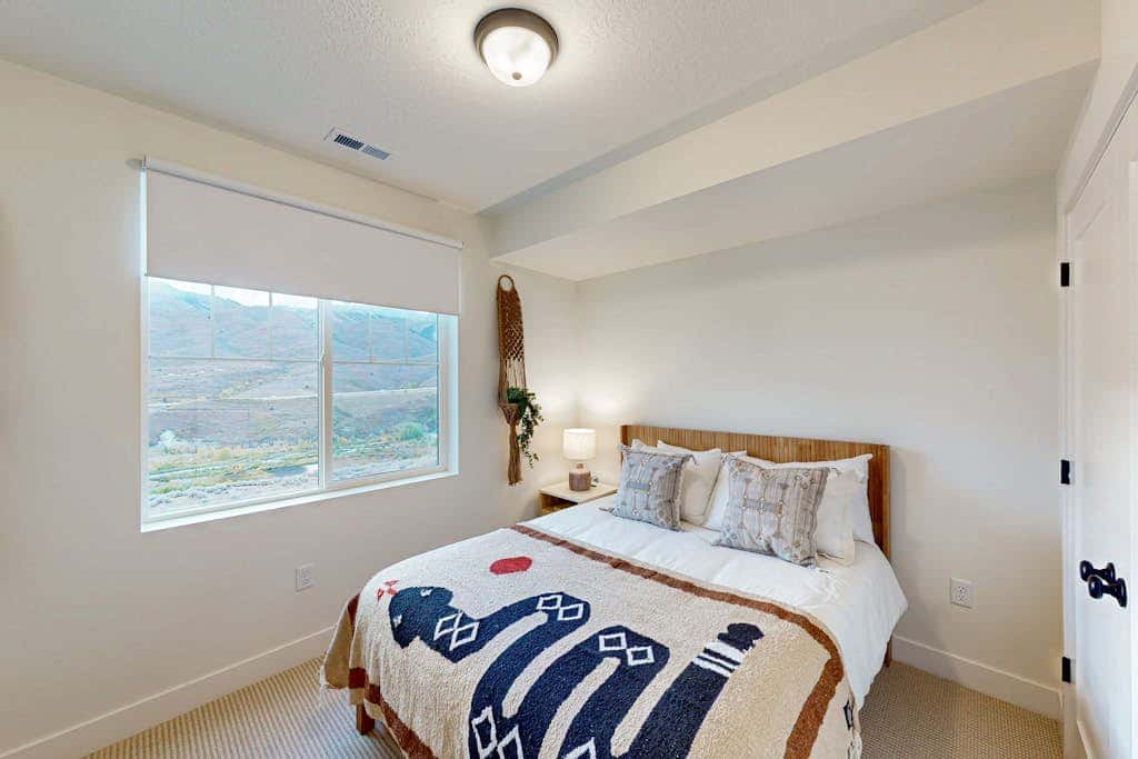 New Home with panoramic views, office loft & private hot tub