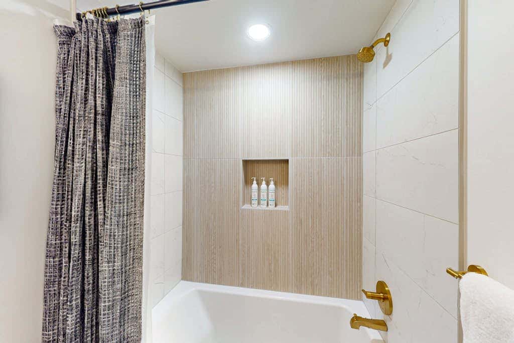 New Home with panoramic views, office loft & private hot tub