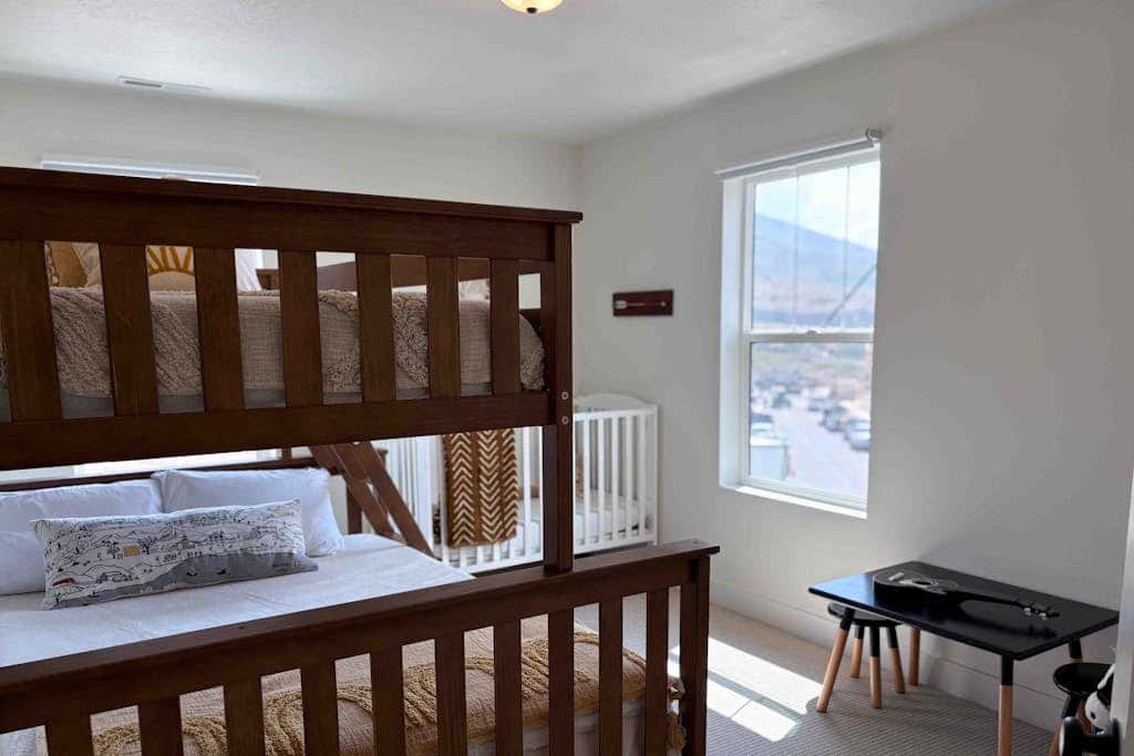 New Home with panoramic views, office loft & private hot tub