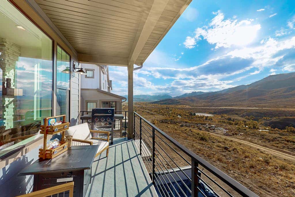 New Home with panoramic views, office loft & private hot tub