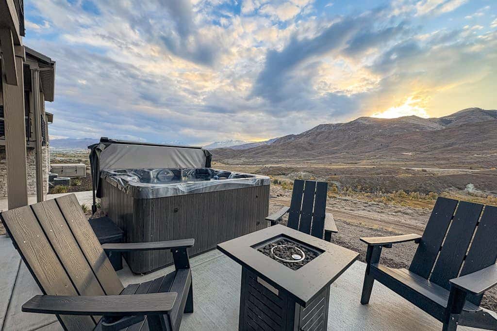 New Home with panoramic views, office loft & private hot tub